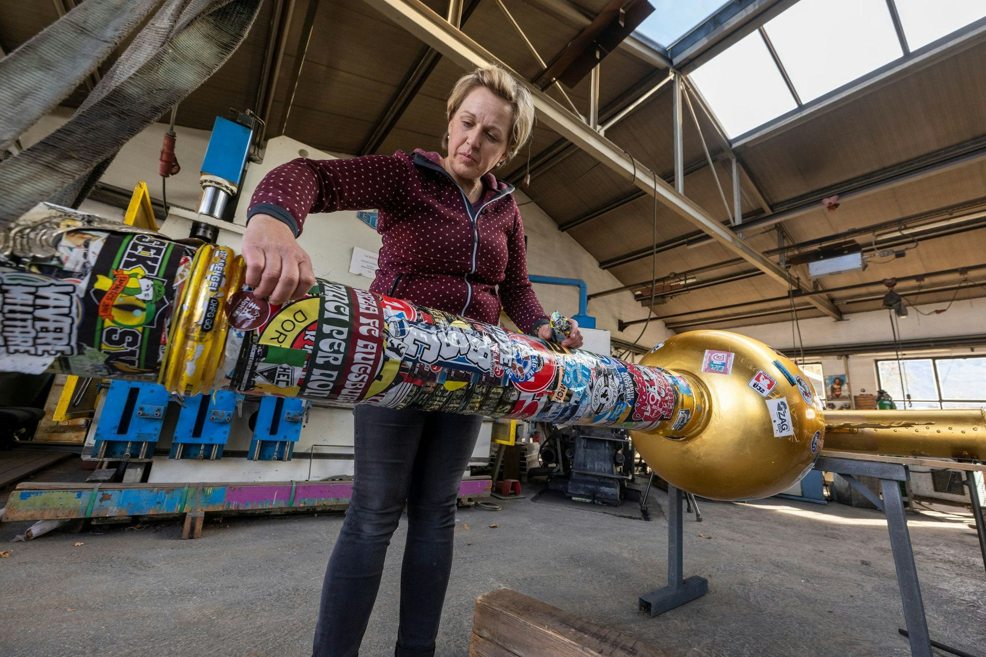 Hunderte Sticker klebten auf dem Gipfelkreuz. (Archivbild)