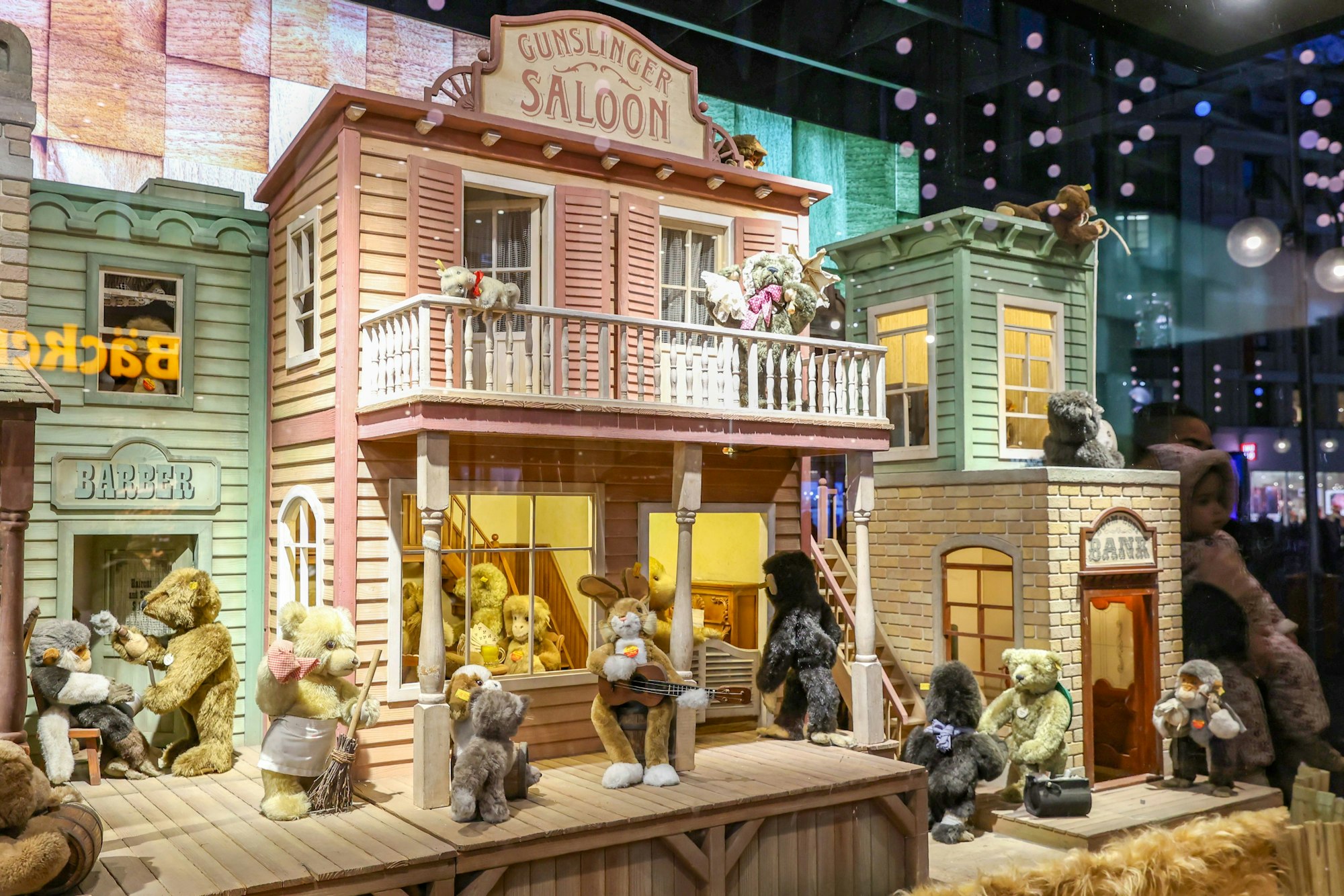 Die weihnachtlich dekorierten Schaufenster mit Plüschtieren von Galeria.