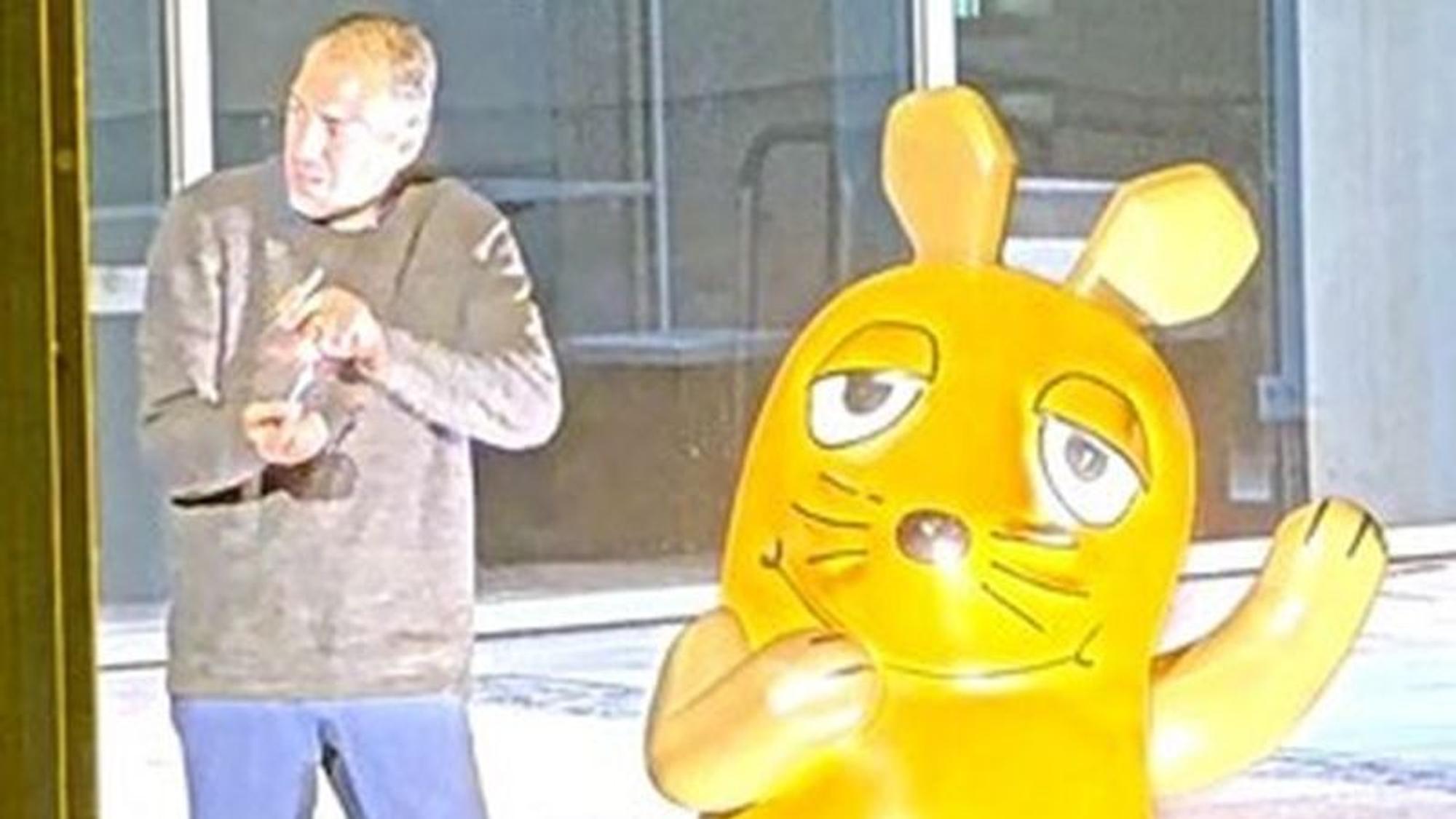 Der mutmaßliche Brandstifter neben der WDR-Maus.