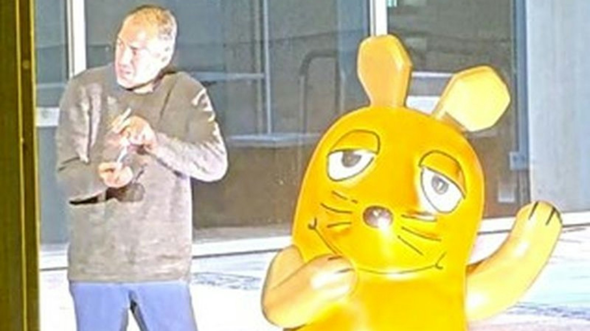 Der mutmaßliche Brandstifter neben der WDR-Maus.