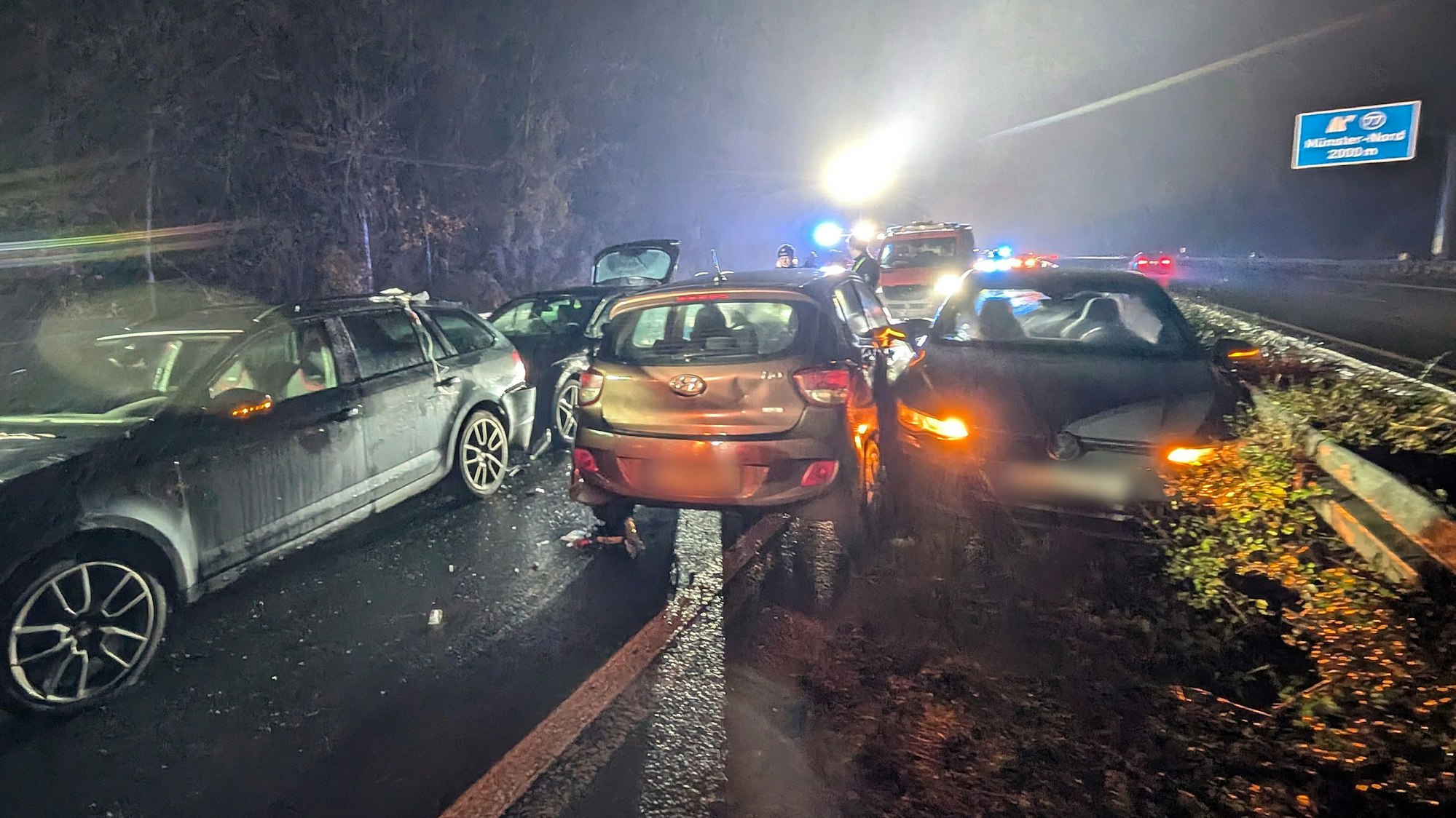 Blick auf die Unfallstelle auf der Autobahn 1 in Nordrhein-Westfalen.