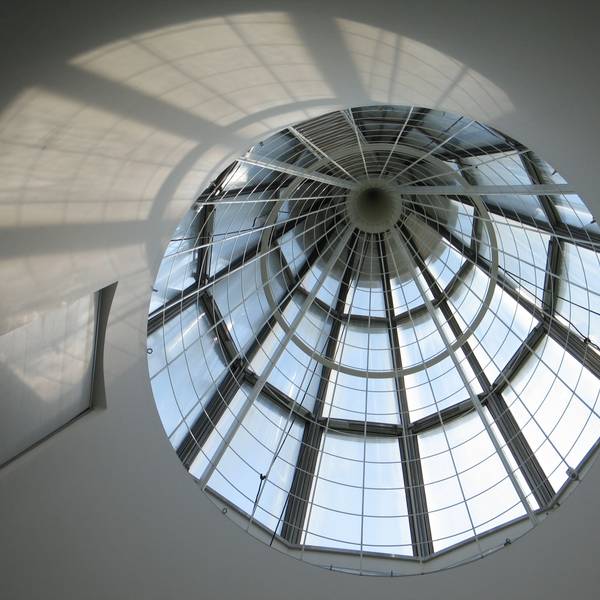 Ein Lichtturm der Bundeskunsthalle, von innen gesehen