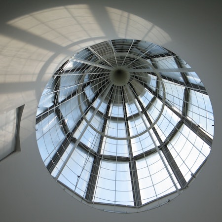 Ein Lichtturm der Bundeskunsthalle, von innen gesehen