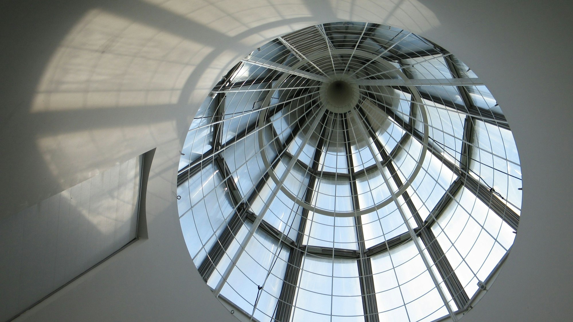 Ein Lichtturm der Bundeskunsthalle, von innen gesehen