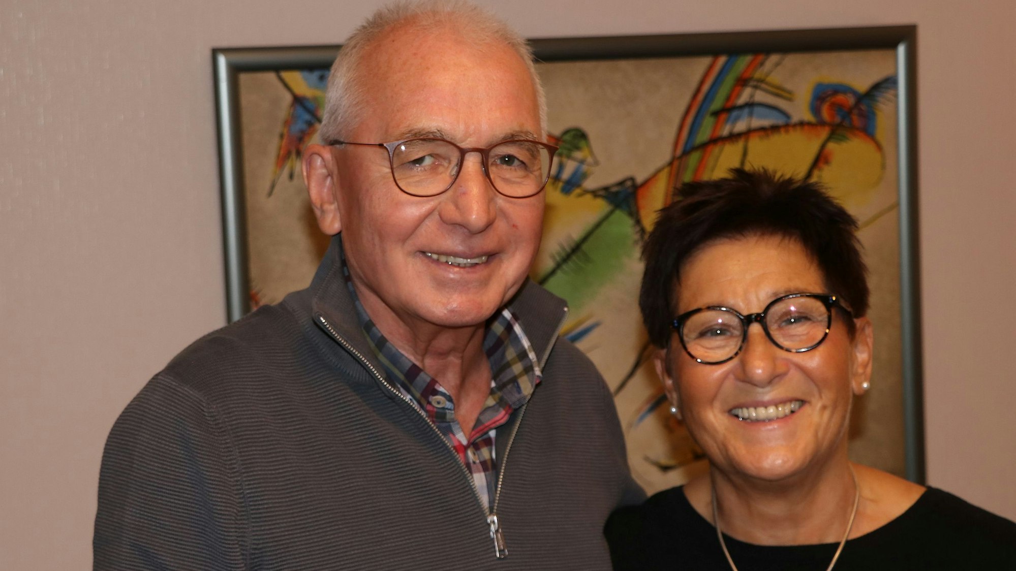 Auf dem Bild ist ein Ehepaar zu sehen.