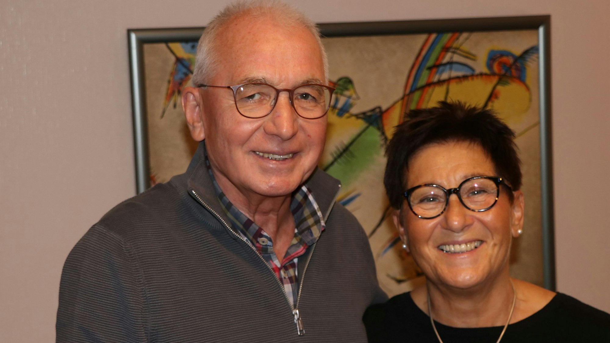 Auf dem Bild ist ein Ehepaar zu sehen.