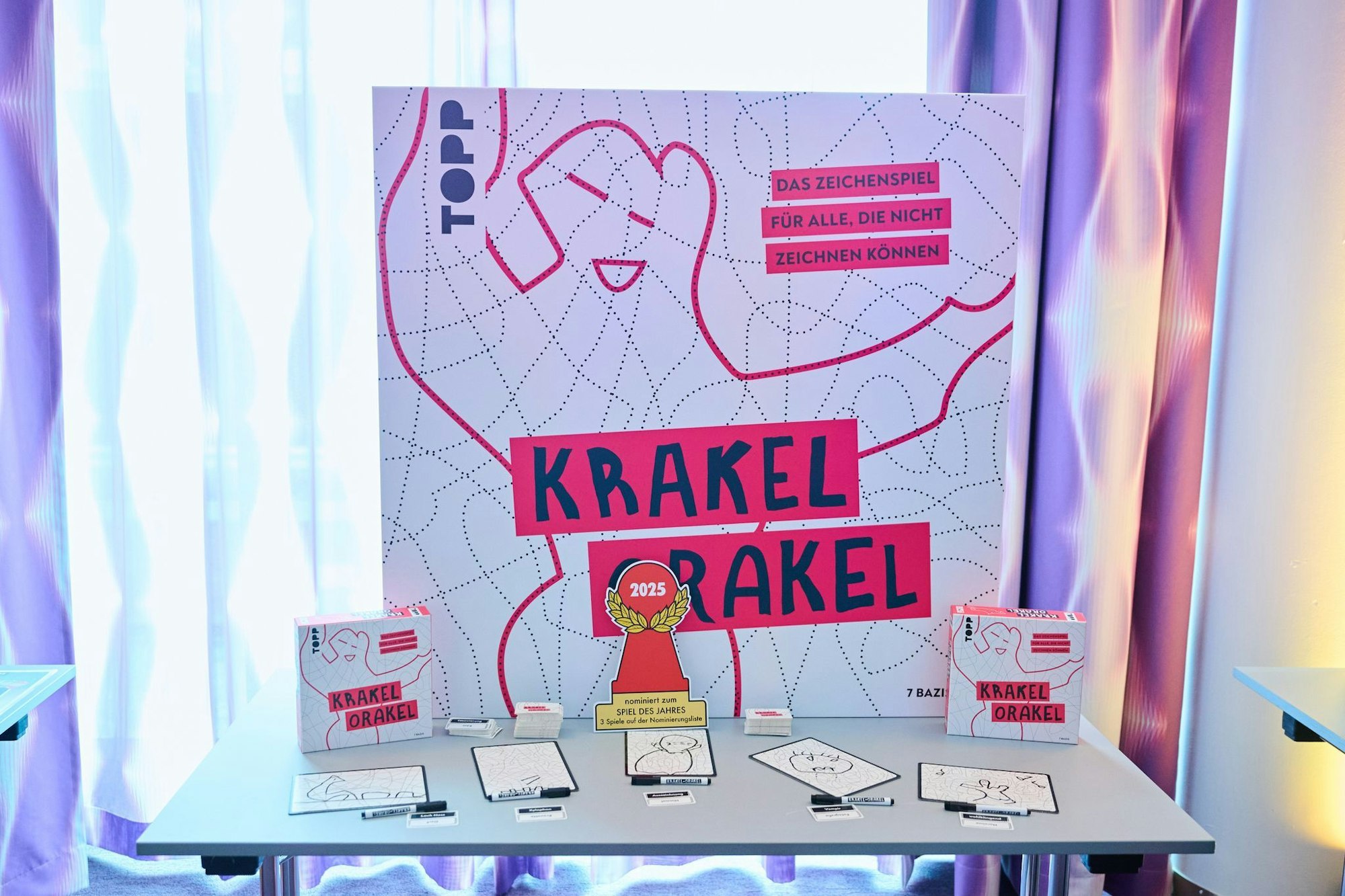 Begriffe zeichnen entlang von vorgegebenen Linien bringt Spaß in die Spielerunde. Das Spiel «Krakel Orakel» war zum «Spiel des Jahres» nominiert.