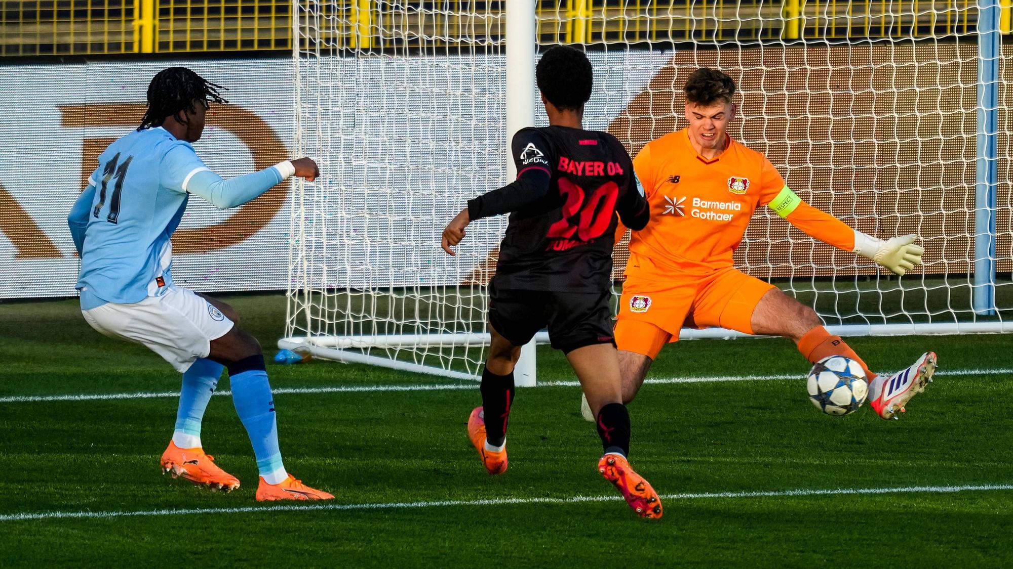 MANCHESTER, ENGLAND - NOVEMBER 25: Bayer 04 Leverkusen U19 goalkeeper Jesper Schlich makes a save during the UEFA Youth League 2025/26 League match between Manchester City U19 and Bayer 04 Leverkusen U19 at Joie Stadium on November 25, 2025 in Manchester, England. Photo by Rene Nijhuis/MB Media SPO PUBLICATIONxINxGERxSUIxAUTxONLY Copyright: xRenexNijhuis/MBxMediax