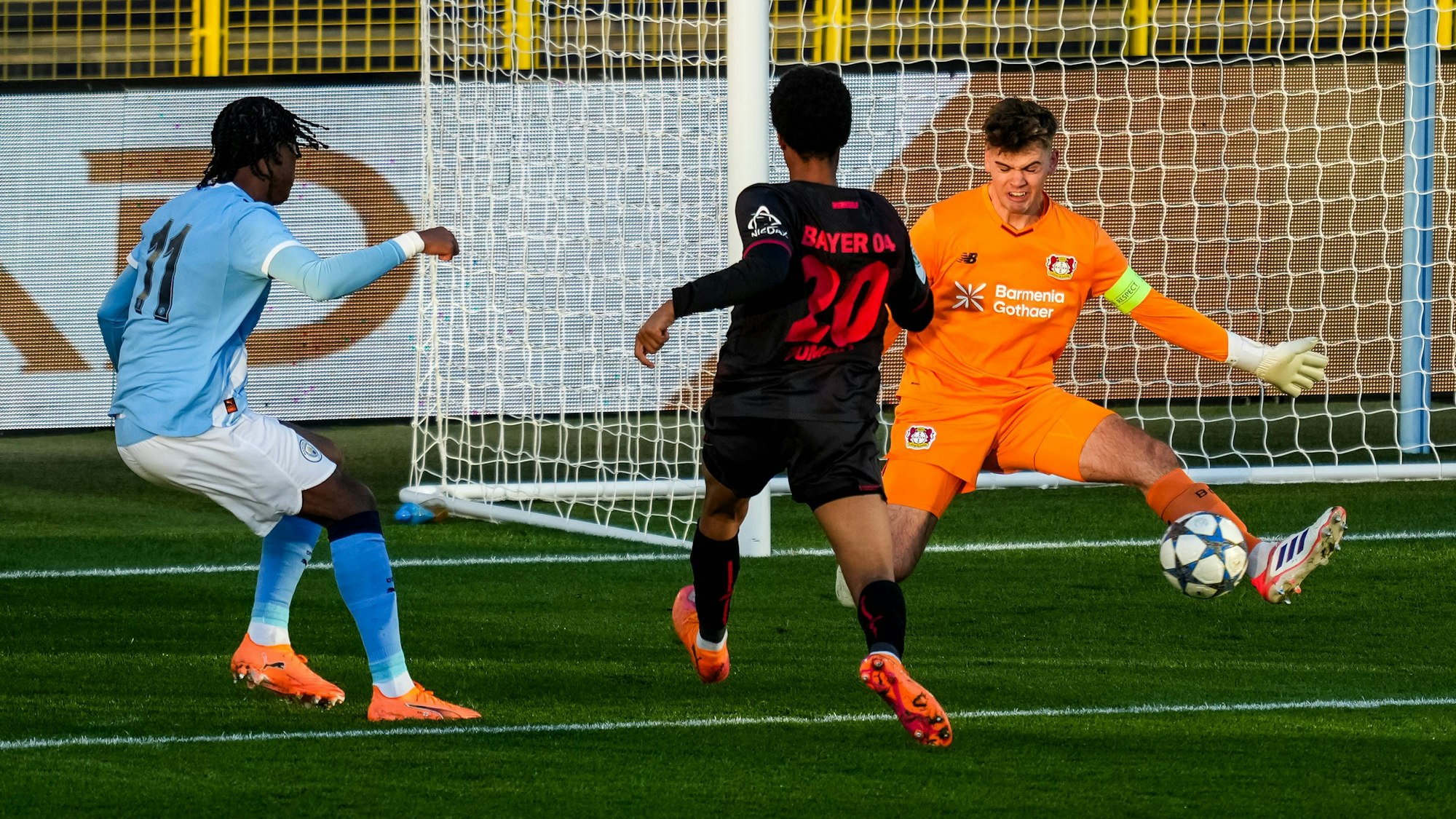 MANCHESTER, ENGLAND - NOVEMBER 25: Bayer 04 Leverkusen U19 goalkeeper Jesper Schlich makes a save during the UEFA Youth League 2025/26 League match between Manchester City U19 and Bayer 04 Leverkusen U19 at Joie Stadium on November 25, 2025 in Manchester, England. Photo by Rene Nijhuis/MB Media SPO PUBLICATIONxINxGERxSUIxAUTxONLY Copyright: xRenexNijhuis/MBxMediax