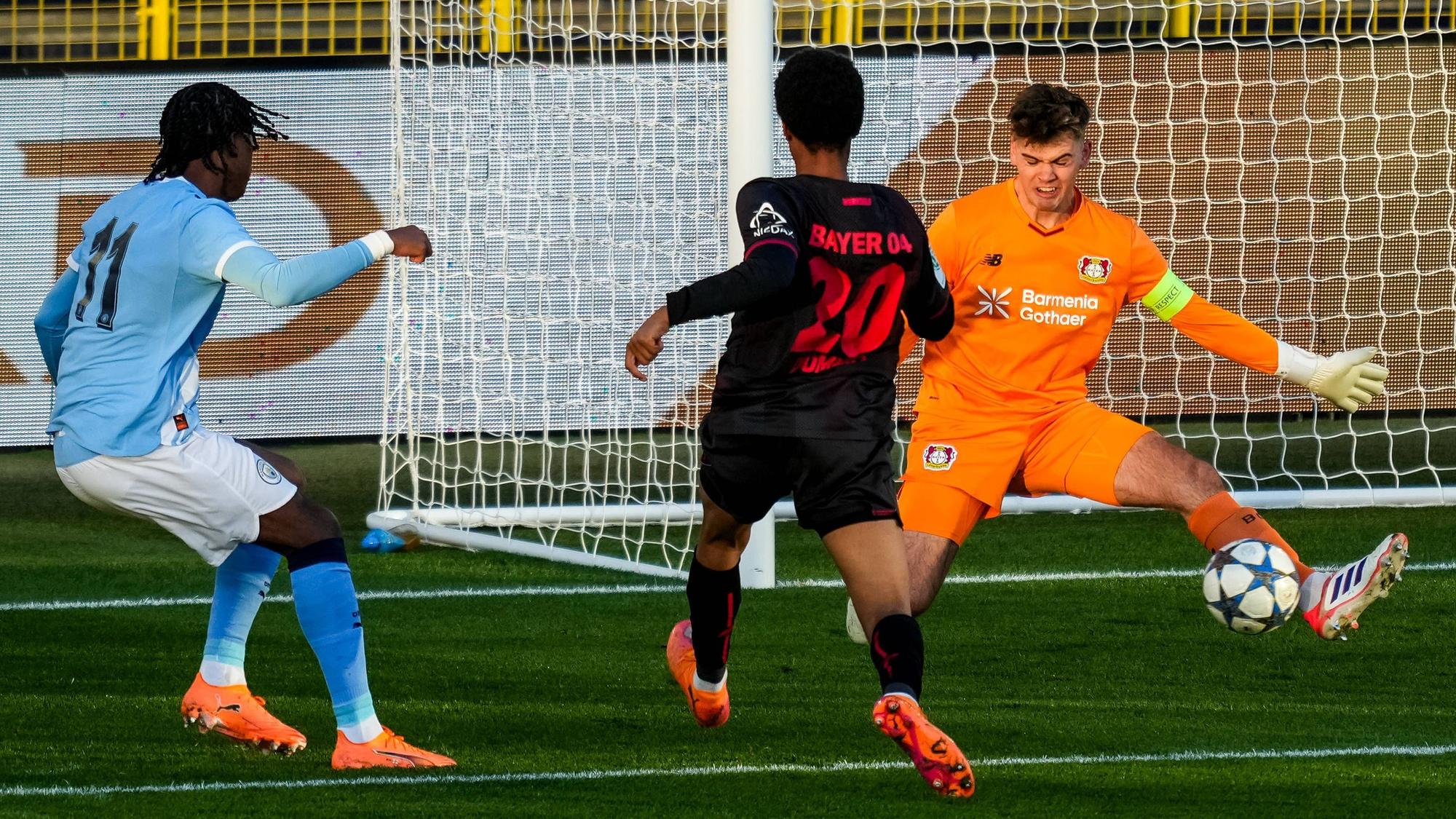 MANCHESTER, ENGLAND - NOVEMBER 25: Bayer 04 Leverkusen U19 goalkeeper Jesper Schlich makes a save during the UEFA Youth League 2025/26 League match between Manchester City U19 and Bayer 04 Leverkusen U19 at Joie Stadium on November 25, 2025 in Manchester, England. Photo by Rene Nijhuis/MB Media SPO PUBLICATIONxINxGERxSUIxAUTxONLY Copyright: xRenexNijhuis/MBxMediax
