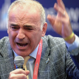 Schachlegende Garri Kasparow bei einem Auftritt in Warschau. Bei einer Sicherheitskonferenz in Halifax lieferte der Kremlkritiker nun eine Wutrede gegen Trumps „Friedensplan“ und die Nato. (Archivbild)