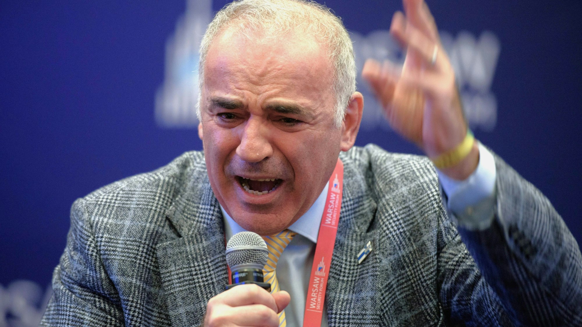 Schachlegende Garri Kasparow bei einem Auftritt in Warschau. Bei einer Sicherheitskonferenz in Halifax lieferte der Kremlkritiker nun eine Wutrede gegen Trumps „Friedensplan“ und die Nato. (Archivbild)