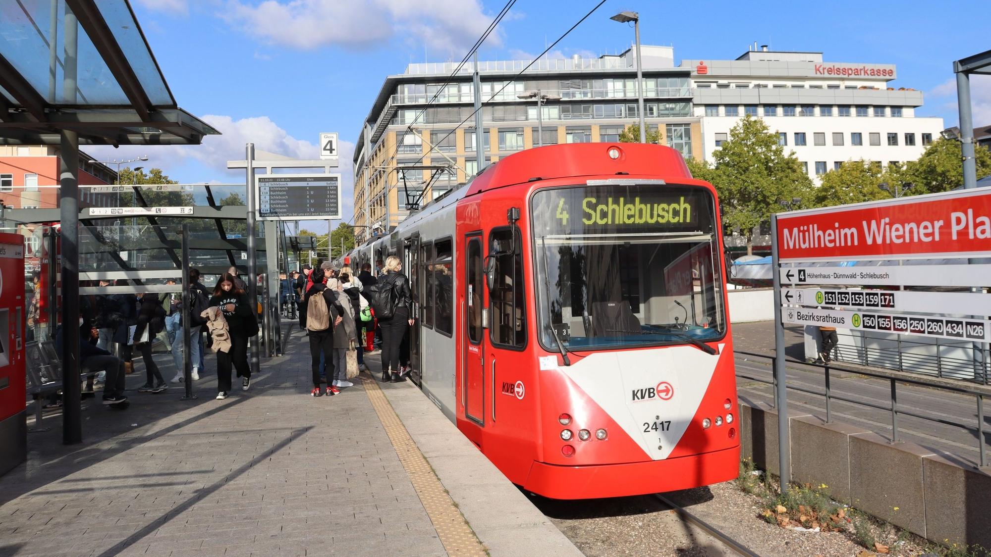Die Stadtbahnlinie 4 an der Haltestelle Mülheim Wiener Platz