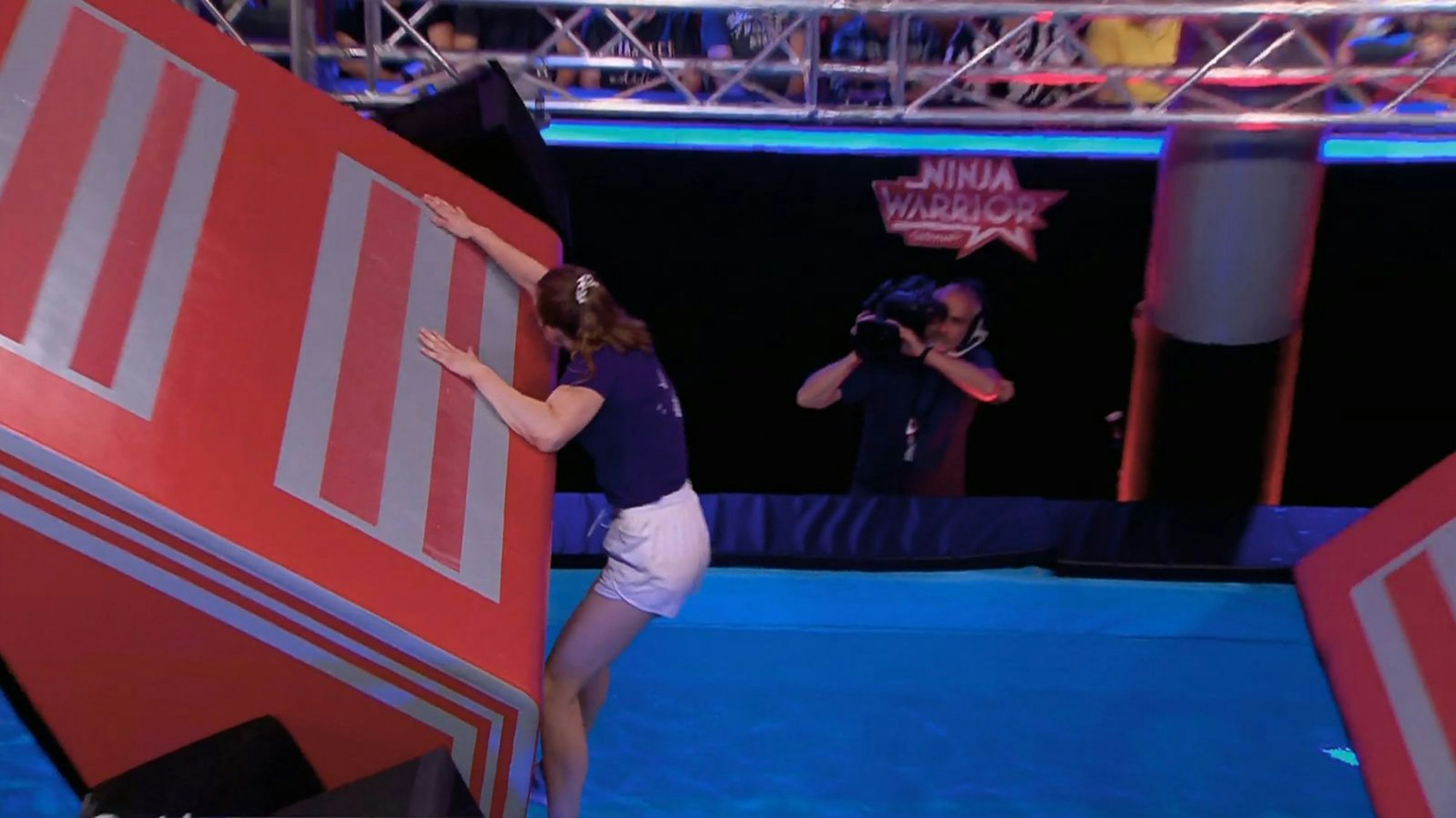 Das bittere Aus von Viktoria Krämer, der Last Woman Standing von 2023. Auch sie scheiterte an den Dachwippen und kämpfte anschließnd mit den Tränen. (Bild: RTL)