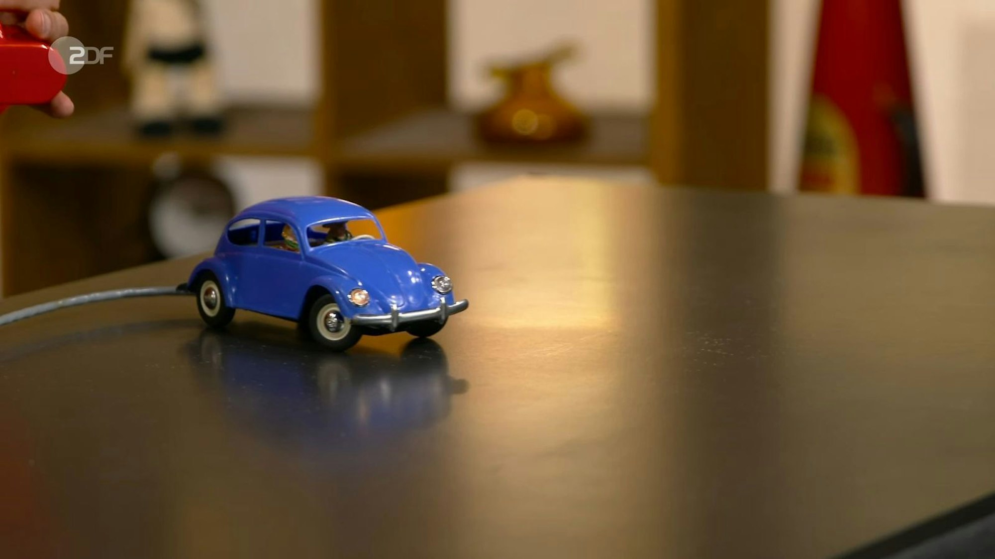 Der ferngesteuerte VW Käfer von Mignon aus der Zeit zwischen 1953 und 1957 wurde auf 250 bis 300 Euro geschätzt. Anaisio Guedes zahlte die vom Verkäufer gewünschten 300 Euro.
(Bild: ZDF)