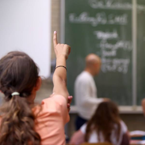 Eine Schülerin einer fünften Klasse eines Gymnasiums meldet sich. (Symbolbild)