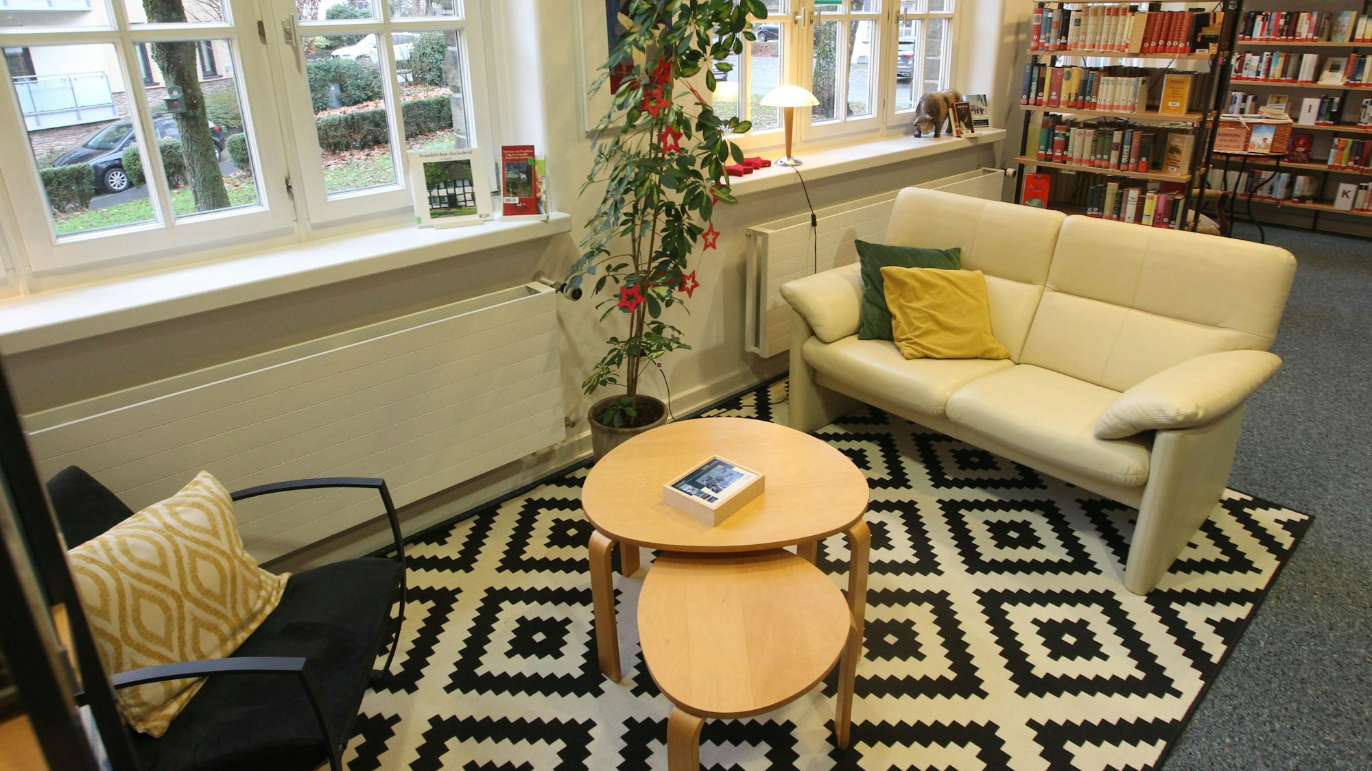 Einfache Sitzmöglichkeiten sind mittlerweile schon angeschafft worden, damit die Bürgerinnen und Bürger auch in der Bücherei mal ein Buch lesen können.