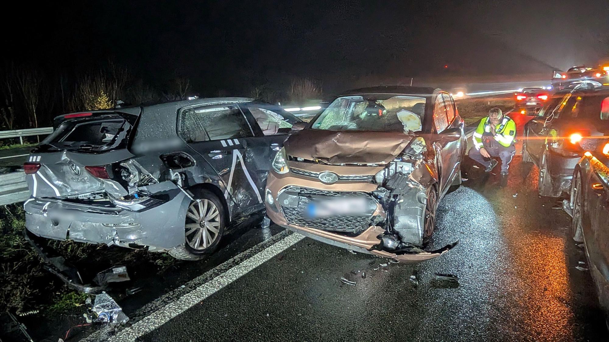 Im dichten Verkehr sind auf der Autobahn 1 bei Münster zahlreiche Fahrzeuge in Auffahrunfälle verwickelt worden.