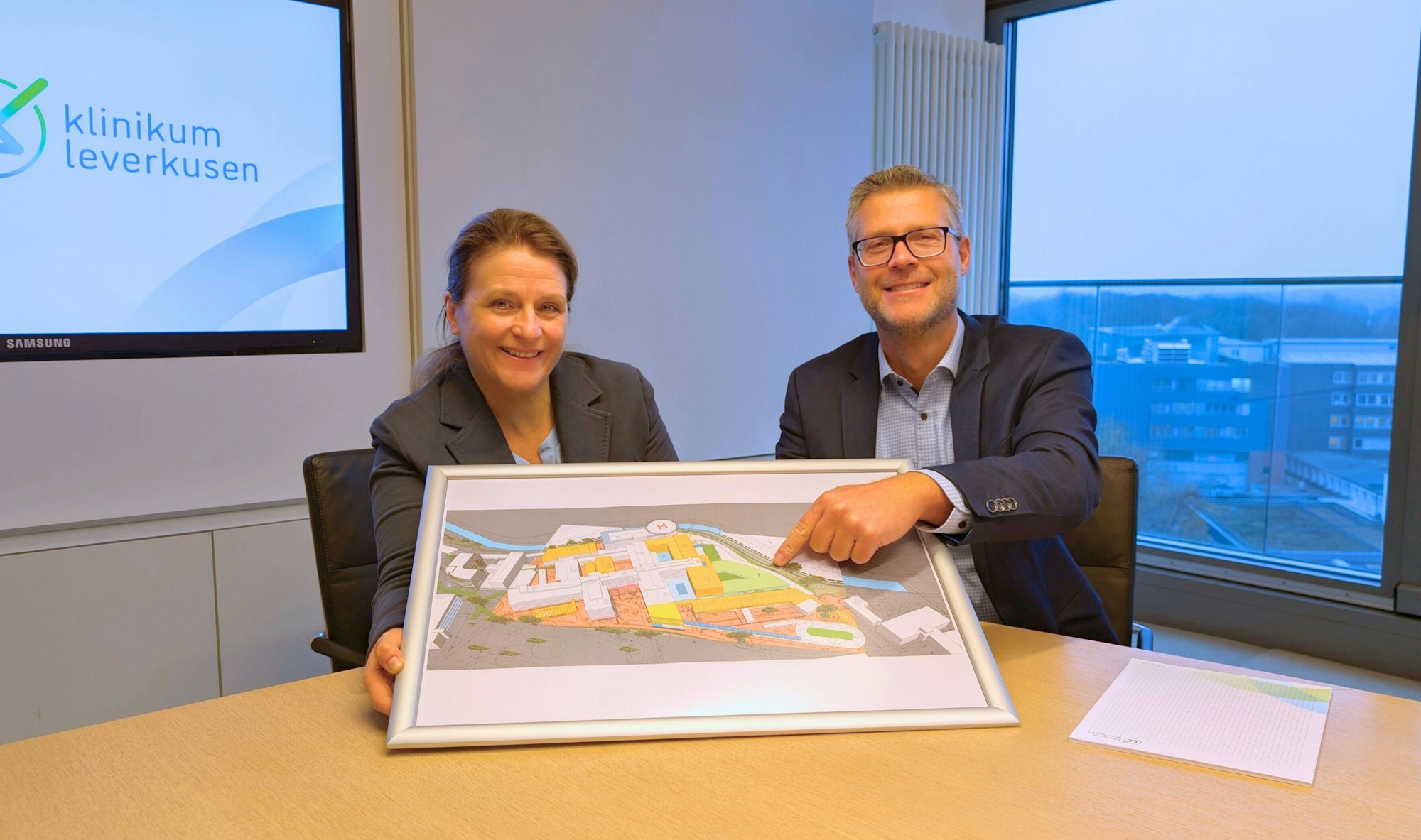 Die beiden Geschäftsführer des Klinikums in Leverkusen, Dr. André Schumann und Dr. Anja Mitrenga-Theusinger, freuen sich über die Landesförderung.