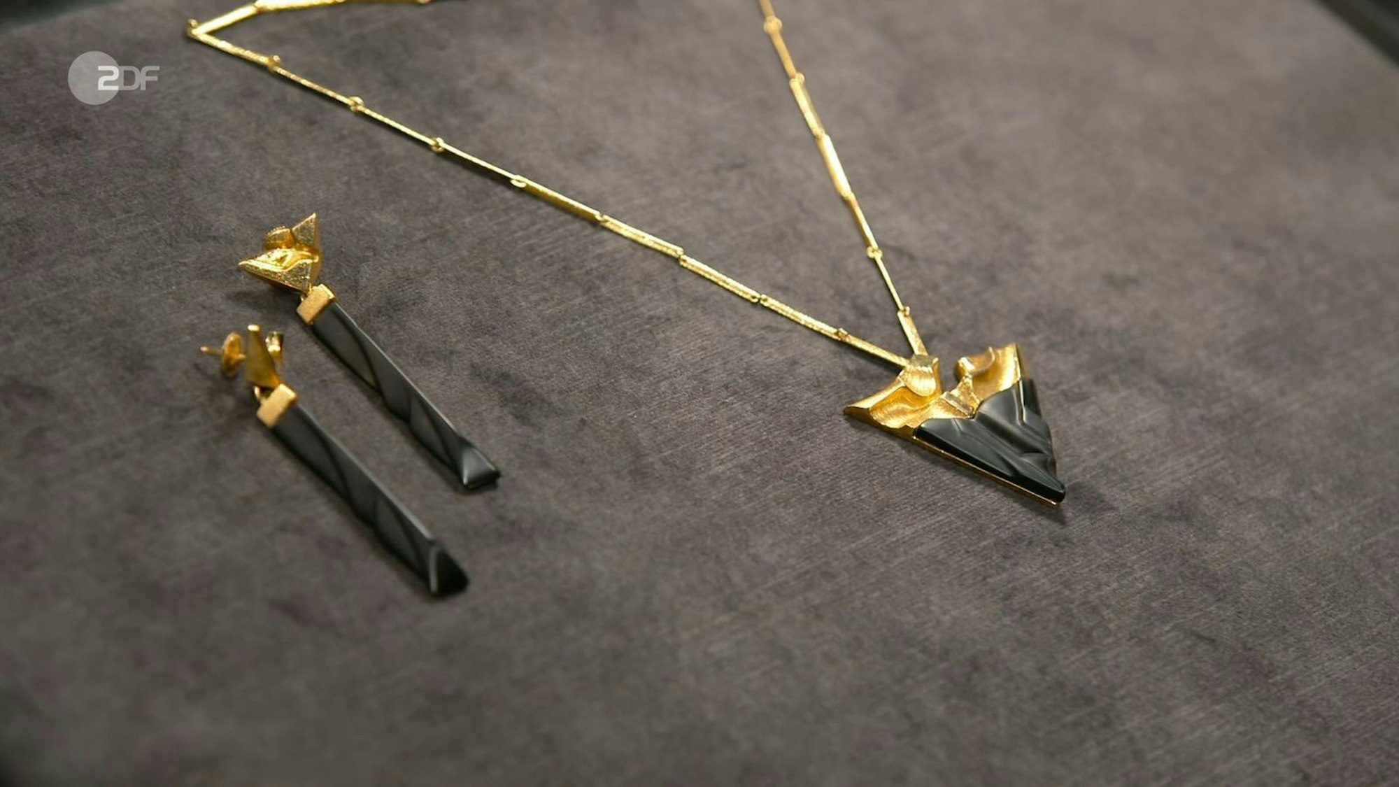 Das Schmuckset von Lapponia aus den 1980er-Jahren nach einem Entwurf von Zoltan Popovits hatte einen Wert von 1.900 bis 2.300 Euro. Lisa Nüdling bezahlte sogar 2.500 Euro für den finnischen Schmuck.
(Bild: ZDF)