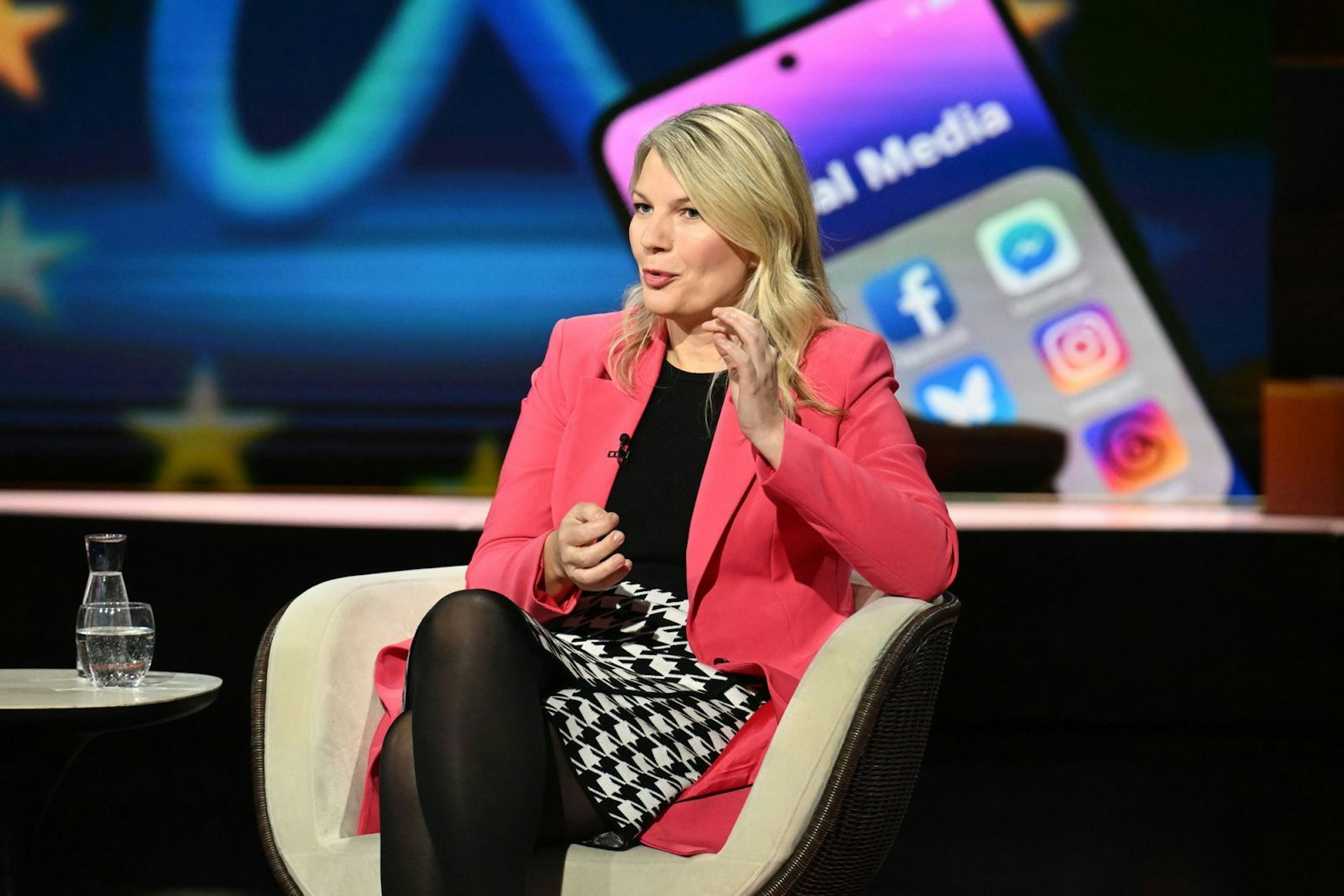 „Selbst ein gefühlter Verlust von Meinungsfreiheit hat reale Auswirkungen auf die Politik und auf unsere Gesellschaft“, so die Journalistin Annett Meiritz. (Bild: ZDF / Cornelia Lehmann)