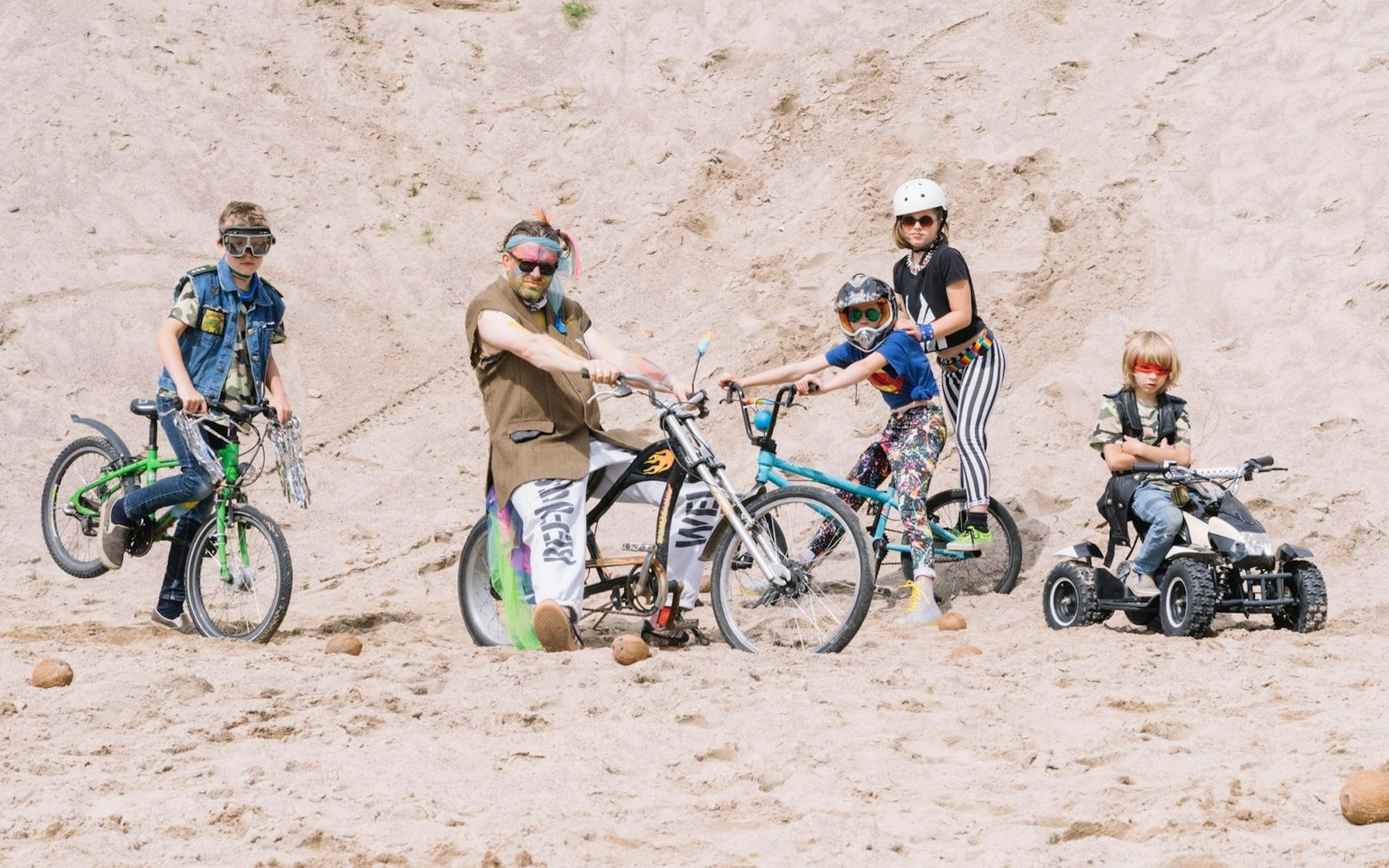 Sie sind ziemlich wilde Kerle: Zuckerblitz ist ein Kindermusik-Projekt mit echter Deichkind-DNA. (Bild: Katinka Schuett)