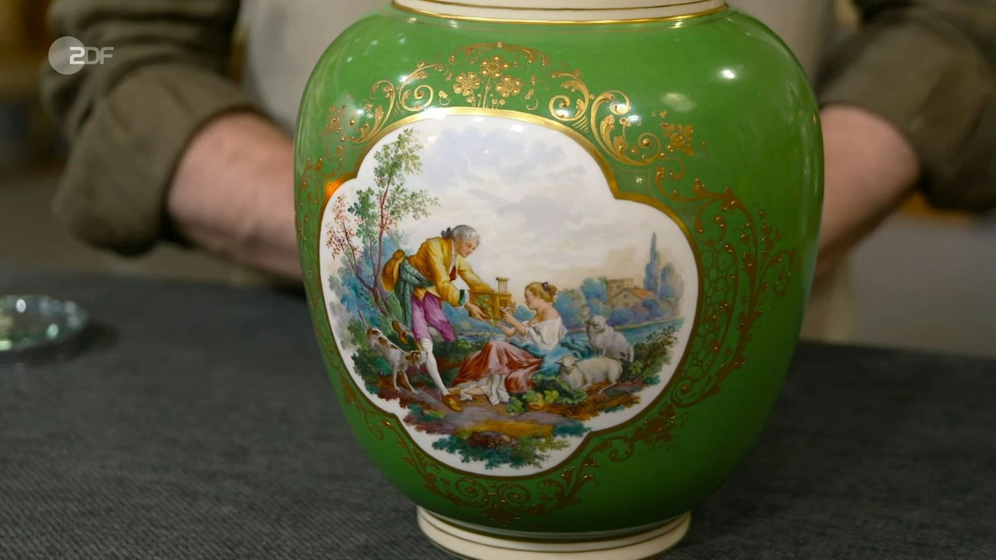 Die Deckelvase von KPM aus dem Jahr 1921 mit einer später entstandenen Malerei schätzte der Experte auf 400 bis 450 Euro. Die Schmerzgrenze von 400 Euro wollte jedoch niemand ausgeben, und so blieb die Vase bei der Verkäuferin.
(Bild: ZDF)