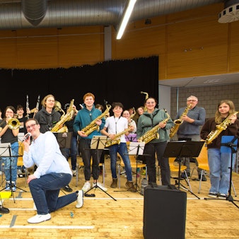 Zu sehen ist die Bigband der Musikschule La Musica bei der Probe.