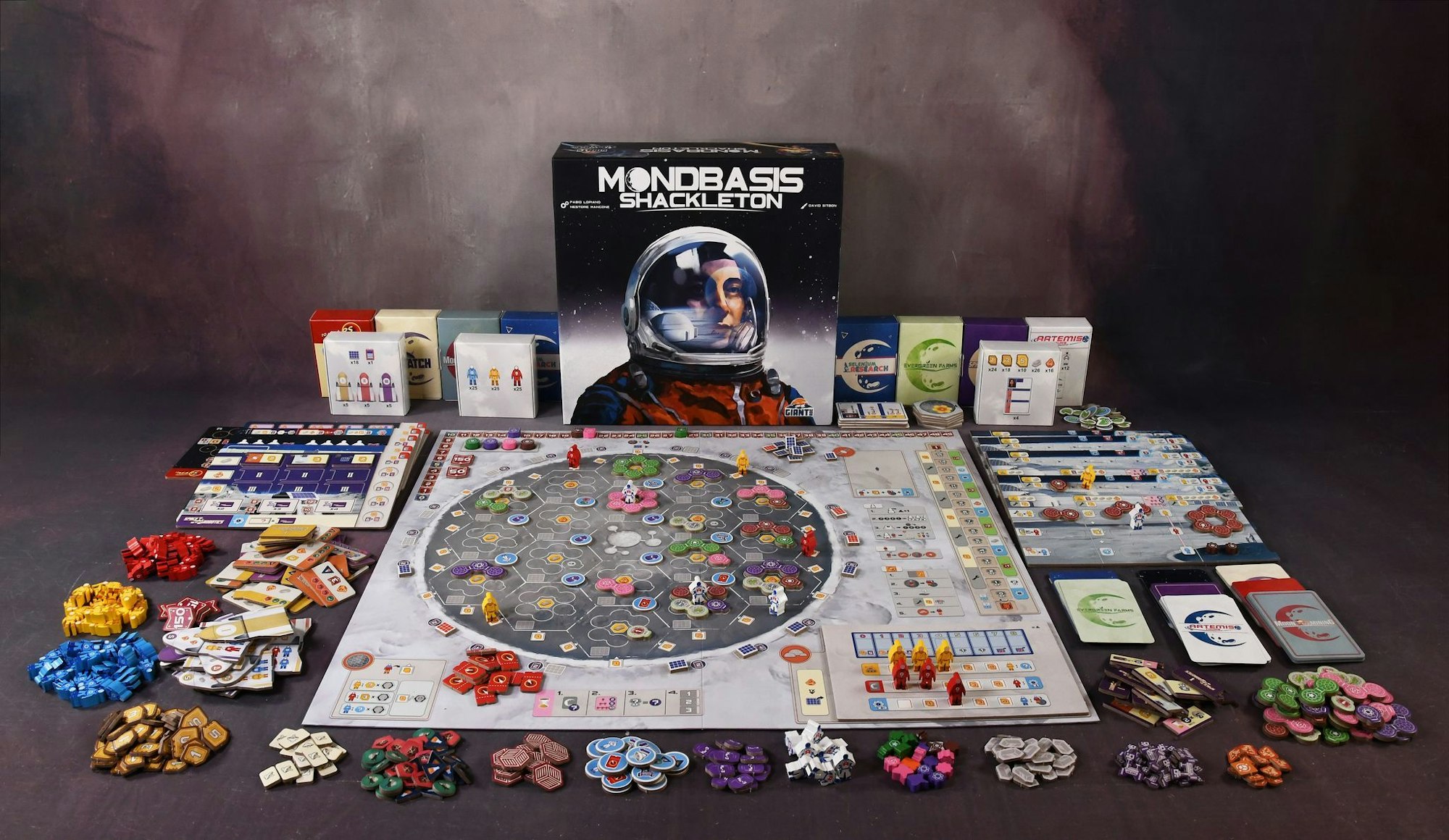 In «Mondbasis Shackleton» leiten bis zu 4 Spielende eine Raumfahrtagentur, die am Südpol des Mondes Ressourcen abbauen, Gebäude errichten oder Projekte von Konzernen unterstützen soll.