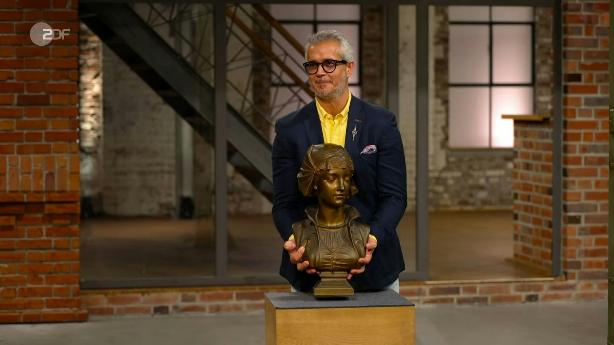 Im Händlerraum kamen jedoch sofort Zweifel auf. Julian Schmitz-Avila vermutete sogar Keramik als Material. Anaisio Guedes (Bild) machte den Gewichtstest: „Das ist Bronze.“ Eine Signatur des Künstlers fand er jedoch nicht.
(Bild: ZDF)