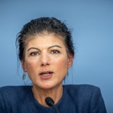BSW-Gründerin Sahra Wagenknecht spricht in ein Mikro.