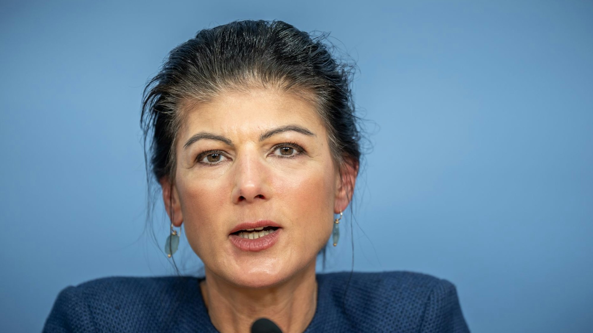 BSW-Gründerin Sahra Wagenknecht spricht in ein Mikro.