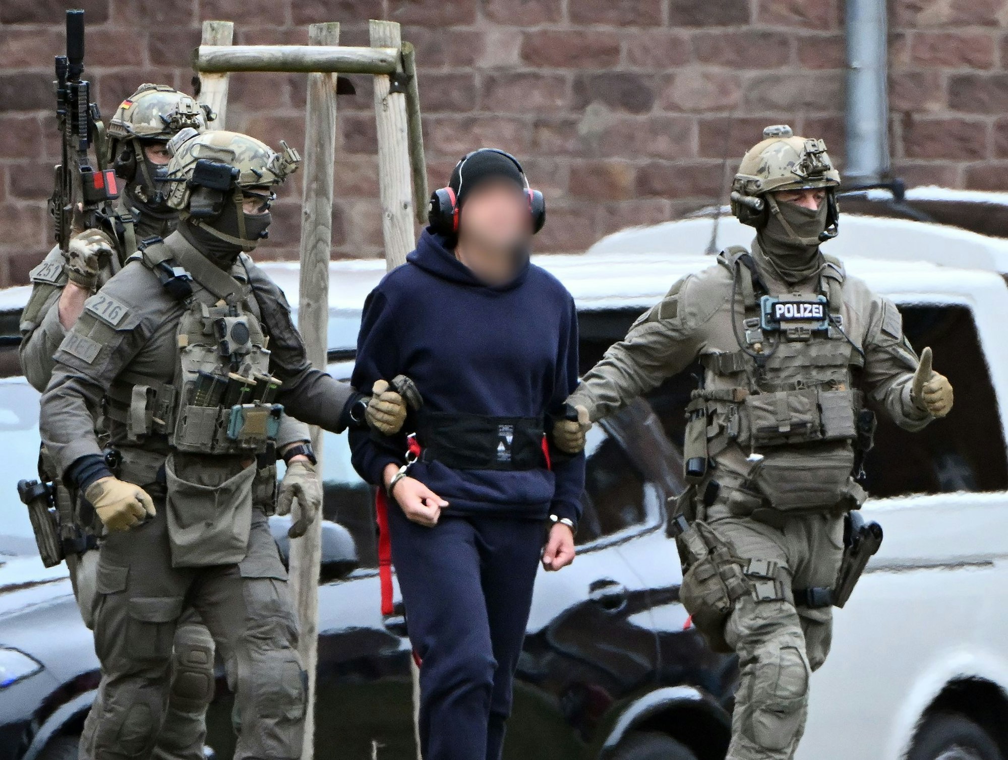 Nach der Haftprüfung beim Bundesgerichtshof in Karlsruhe wird eine Person zu einem Hubschrauber gebracht.