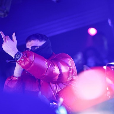 Der Rapper Haftbefehl bei einem Aufritt. Der 39-Jährige ist für viele Jugendliche ein Vorbild.