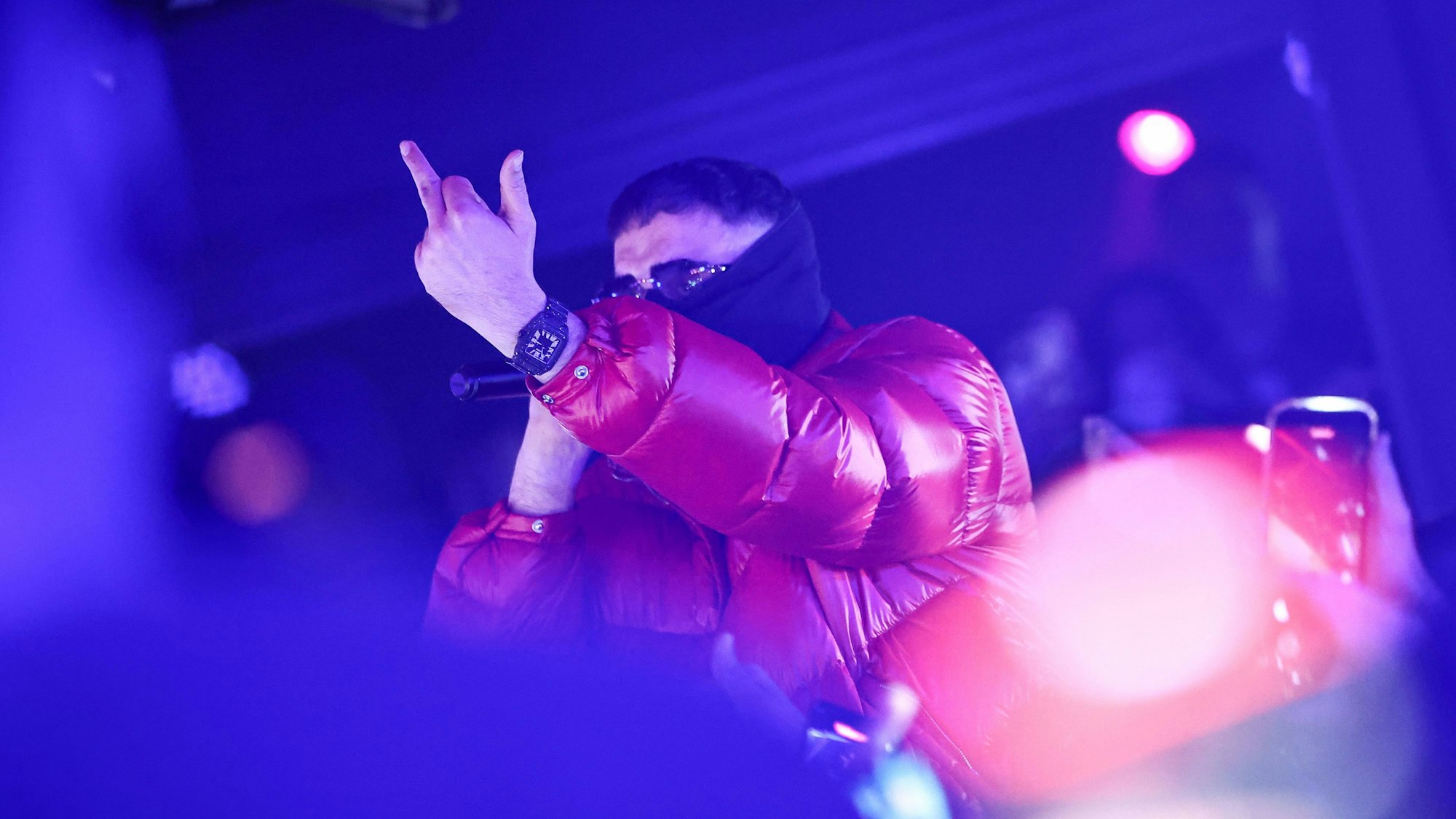 Der Rapper Haftbefehl bei einem Aufritt. Der 39-Jährige ist für viele Jugendliche ein Vorbild.