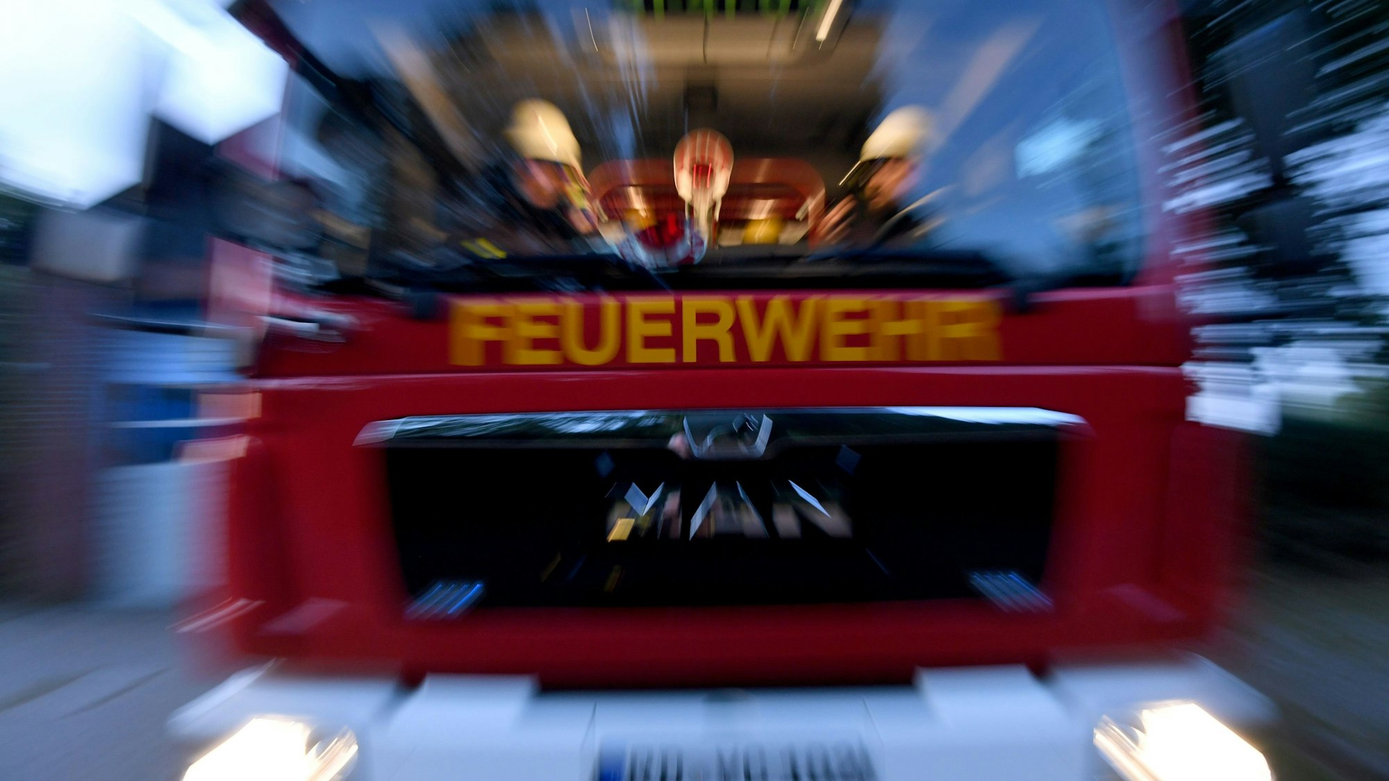 Das Bild zeigt ein Feuerwehrfahrzeug.