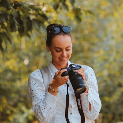 Die Fotografin an ihrer Kamera.