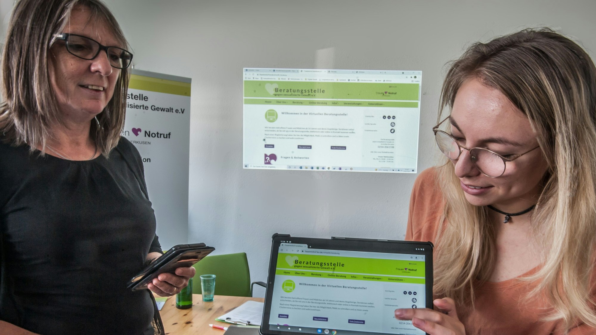 Sie haben viel zu tun: Andrea Frewer (links) vom Frauennotruf und ihre Kollegin Sarah Thibol. 2027 soll ein neues Frauenhaus fertig sein.