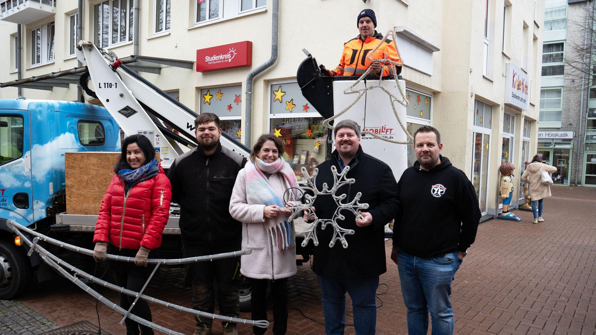 Beleuchten Leichlingen weihnachtlich: Nina Blasberg (BNL), Maximilian Lang (Landjugend), Rabea Küpper (Wirtschaftsförderin), BM Maurice Winter, Tobias Unger (BNL), im Korb Lukas Mieling (Landjugend).