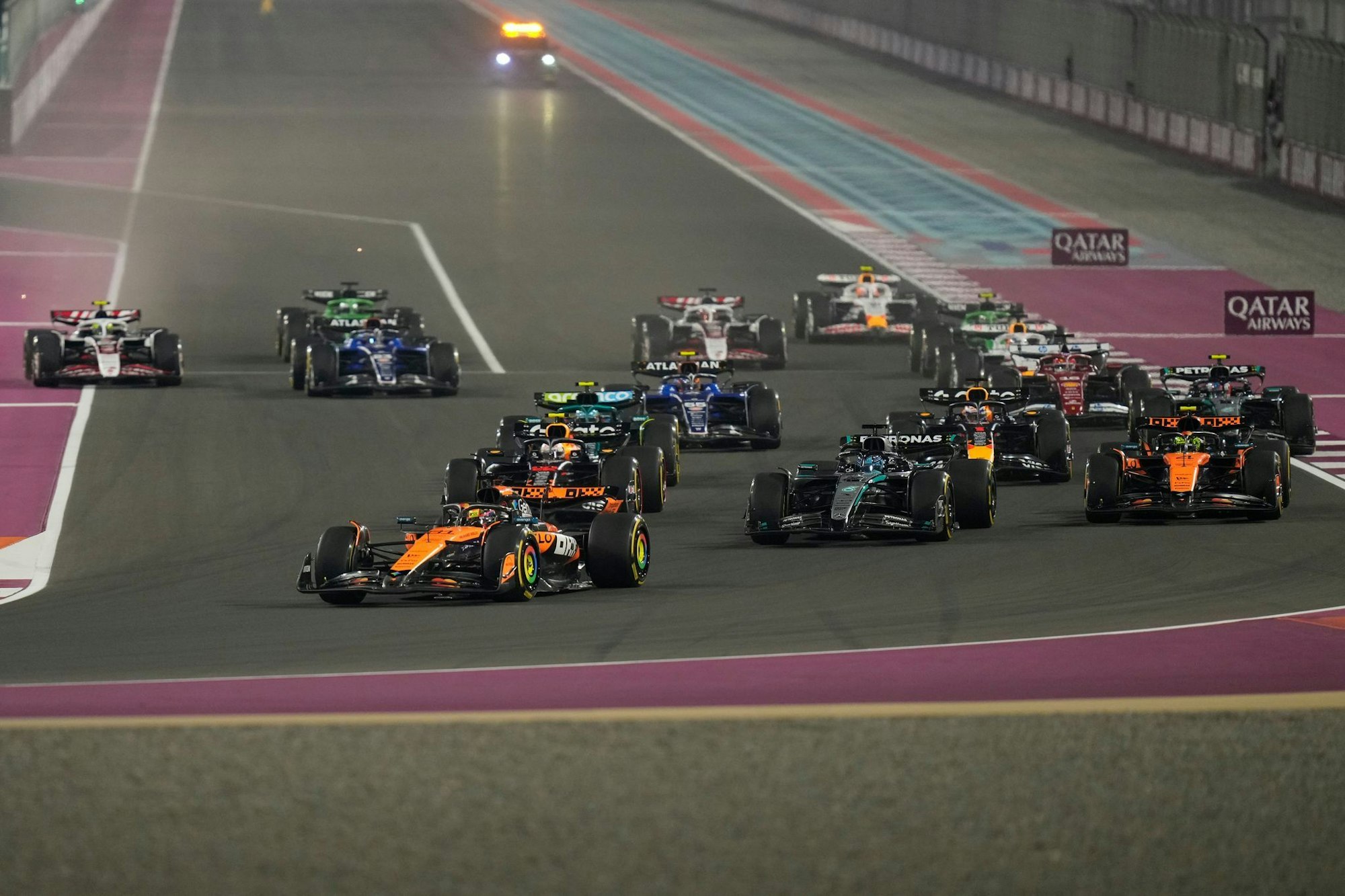 Oscar Piastri fährt einen Start-Ziel-Sieg ein.