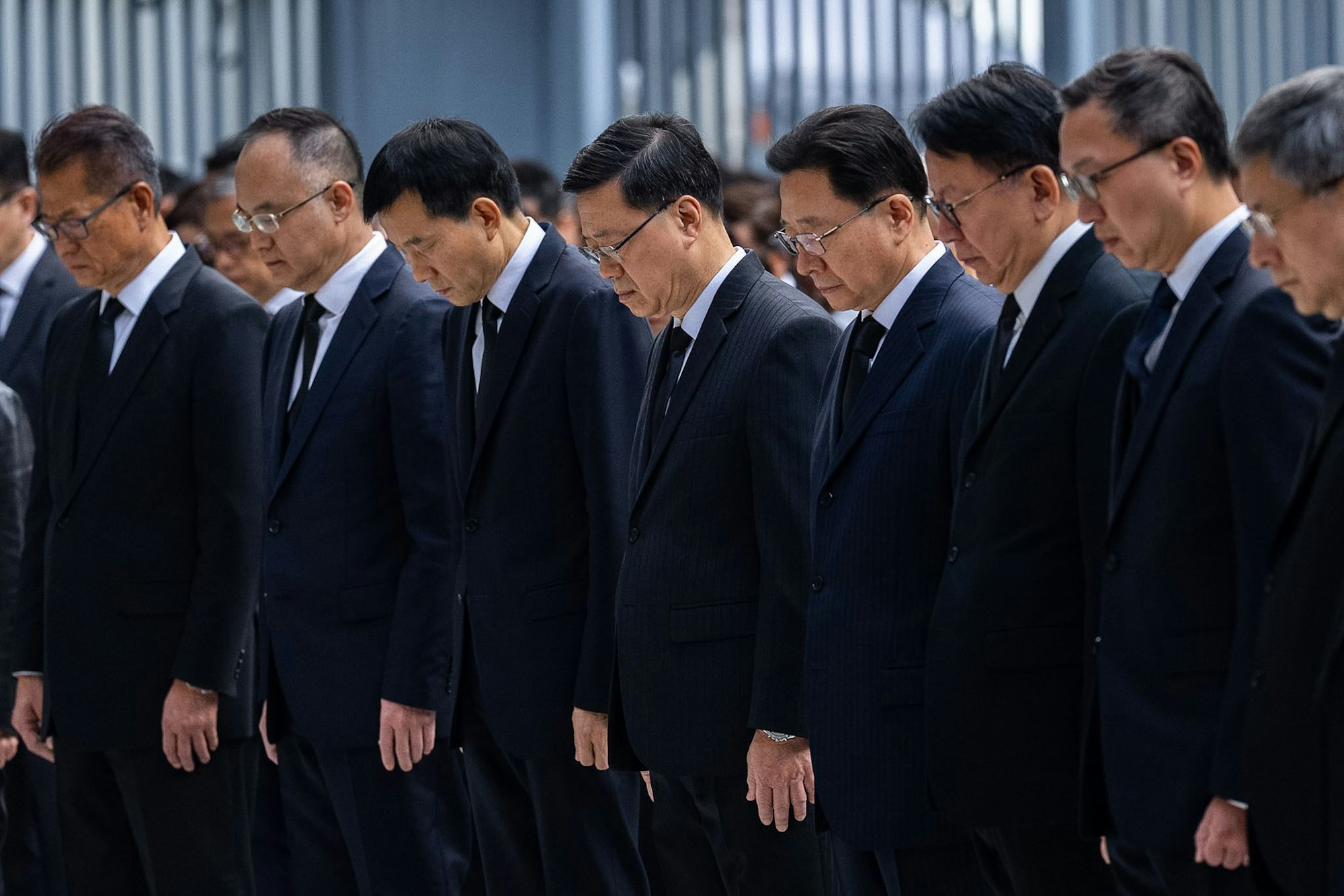 Spitzenbeamte der Regierung in Hongkong legten eine Schweigeminute für die Opfer ein.