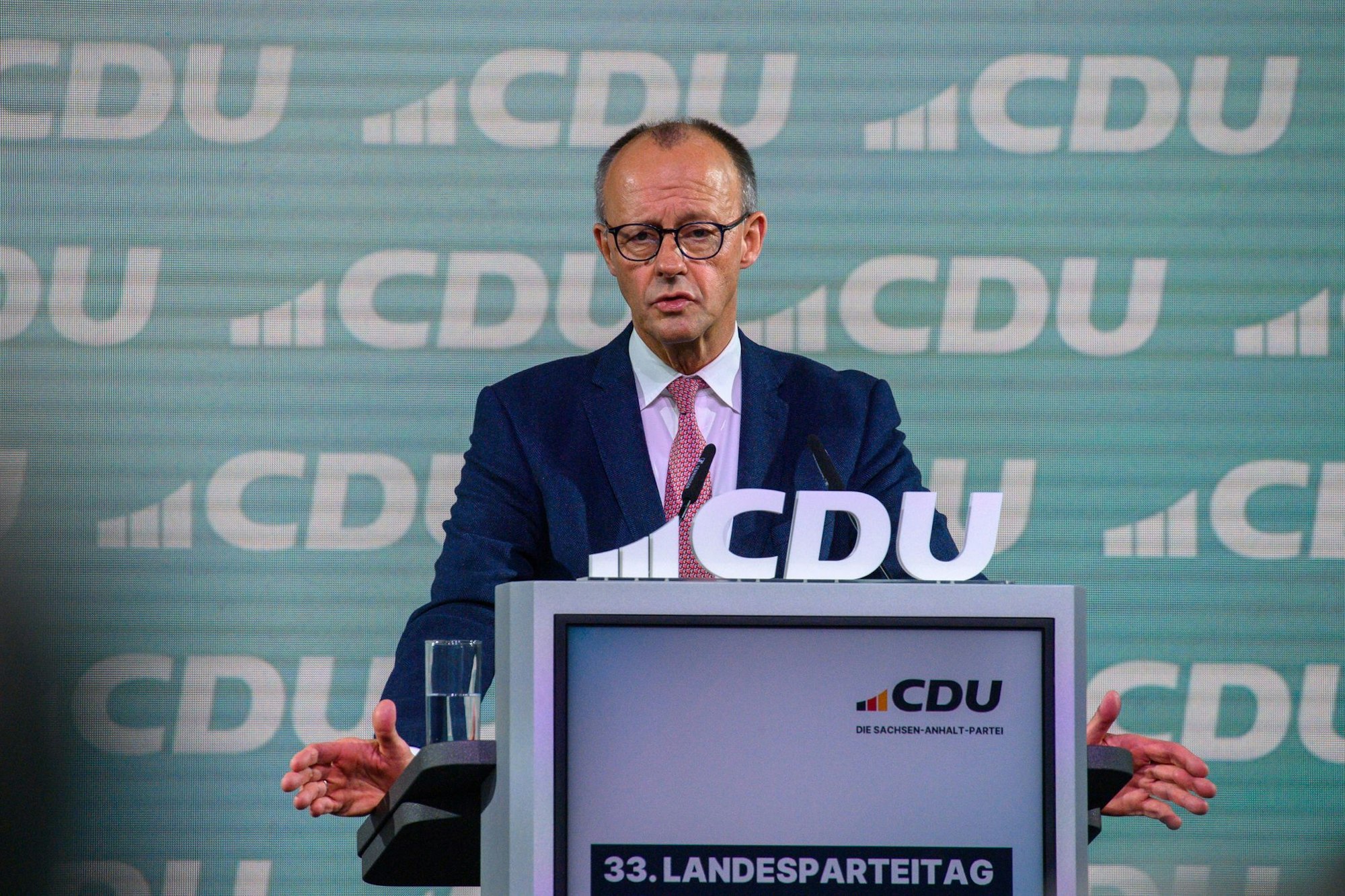 Bundeskanzler Friedrich Merz (CDU) betrachtet es als Glück und Zufall, im Westen geboren und aufgewachsen zu sein.