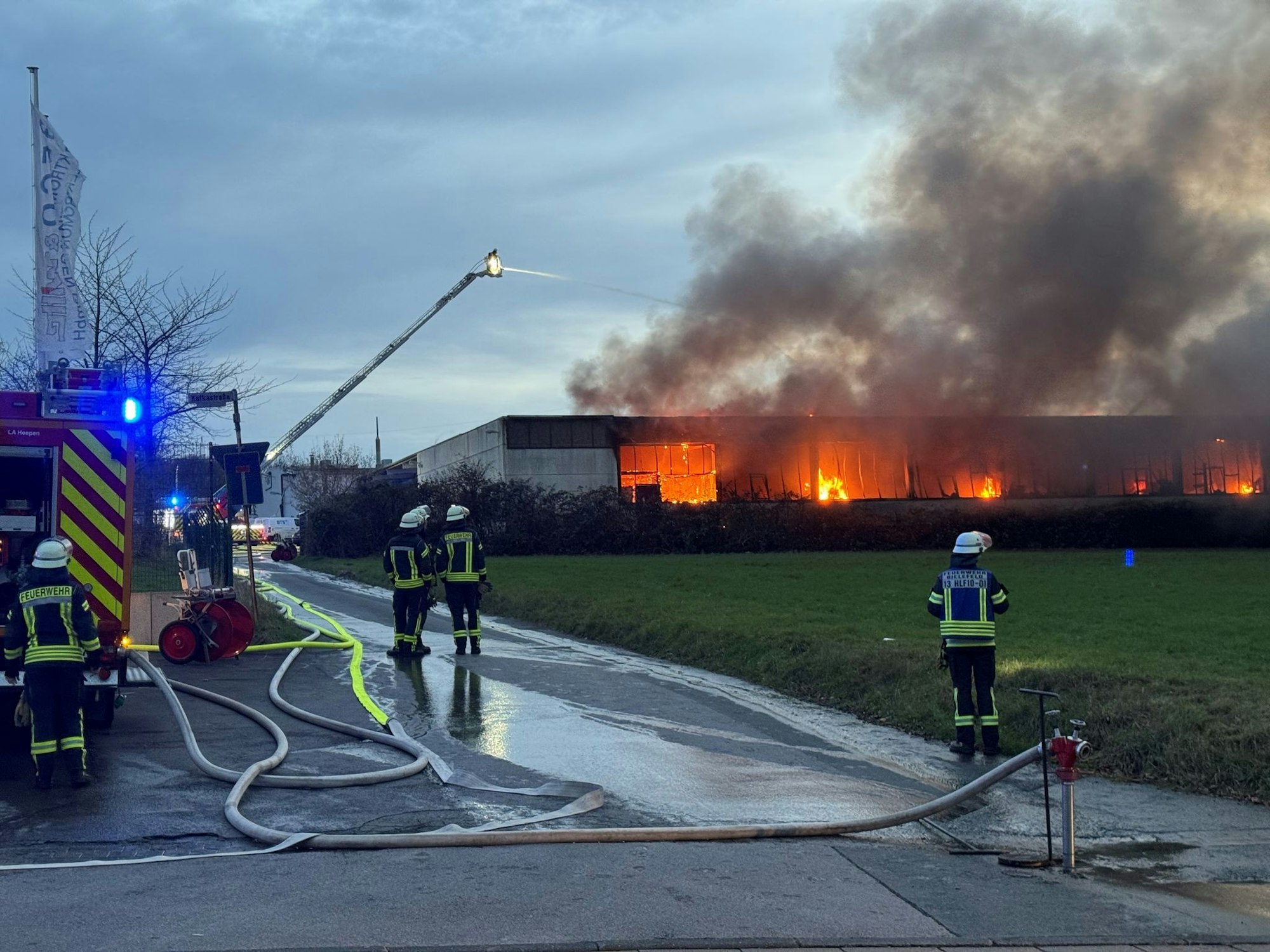 Wegen der Rauchentwicklung bei einem Lagerhallenbrand in Bielefeld wurde eine Warnung an die Bevölkerung herausgegeben.