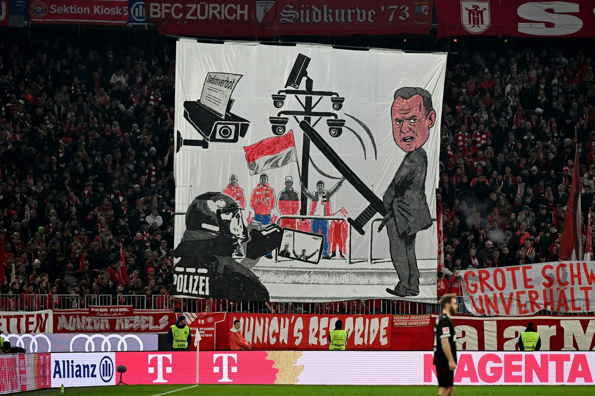 Die Bayern-Fans präsentierten aus Protest eine Karikatur von Hamburgs Innensenator Andy Grote.