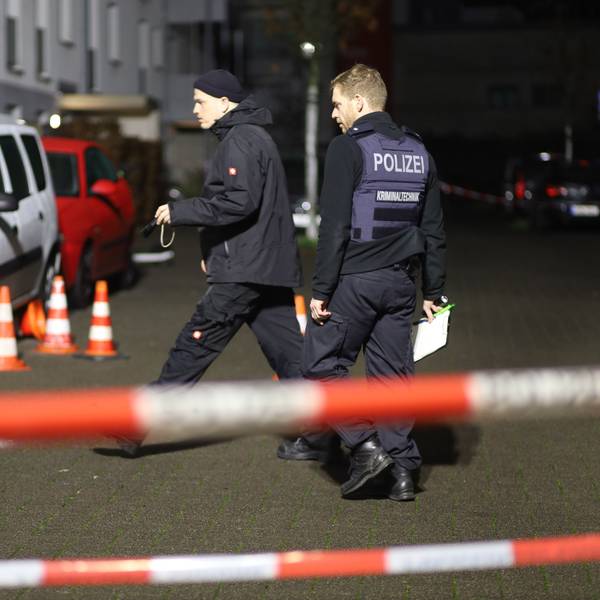 In Köln-Ossendorf ist es zu einer Auseinandersetzung zwischen mehreren Personen gekommen. Zwei Personen erlitten dabei Schussverletzungen.