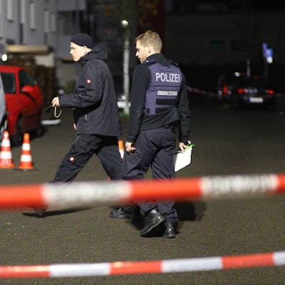 In Köln-Ossendorf ist es zu einer Auseinandersetzung zwischen mehreren Personen gekommen. Zwei Personen erlitten dabei Schussverletzungen.