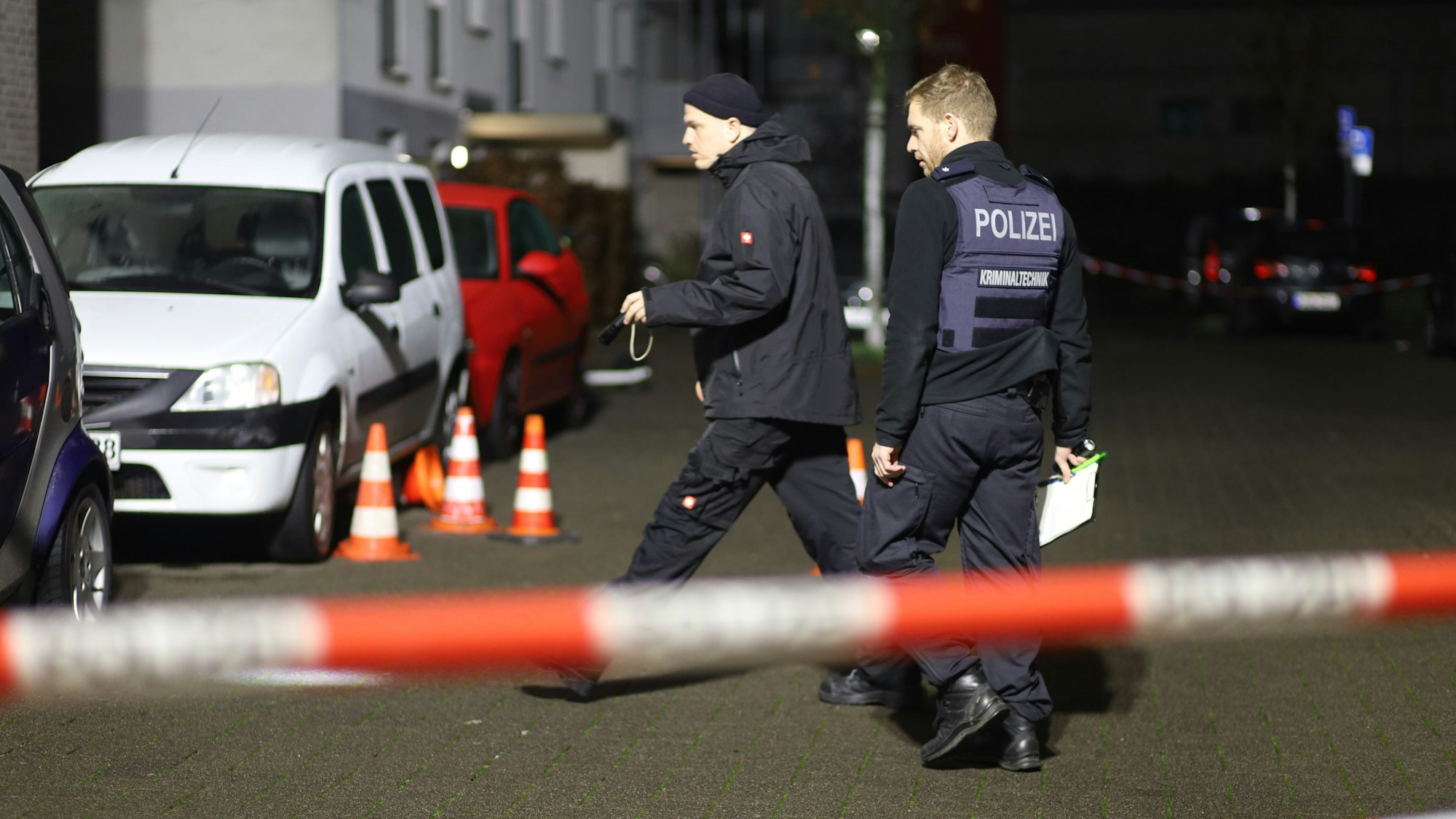 In Köln-Ossendorf ist es zu einer Auseinandersetzung zwischen mehreren Personen gekommen. Zwei Personen erlitten dabei Schussverletzungen.