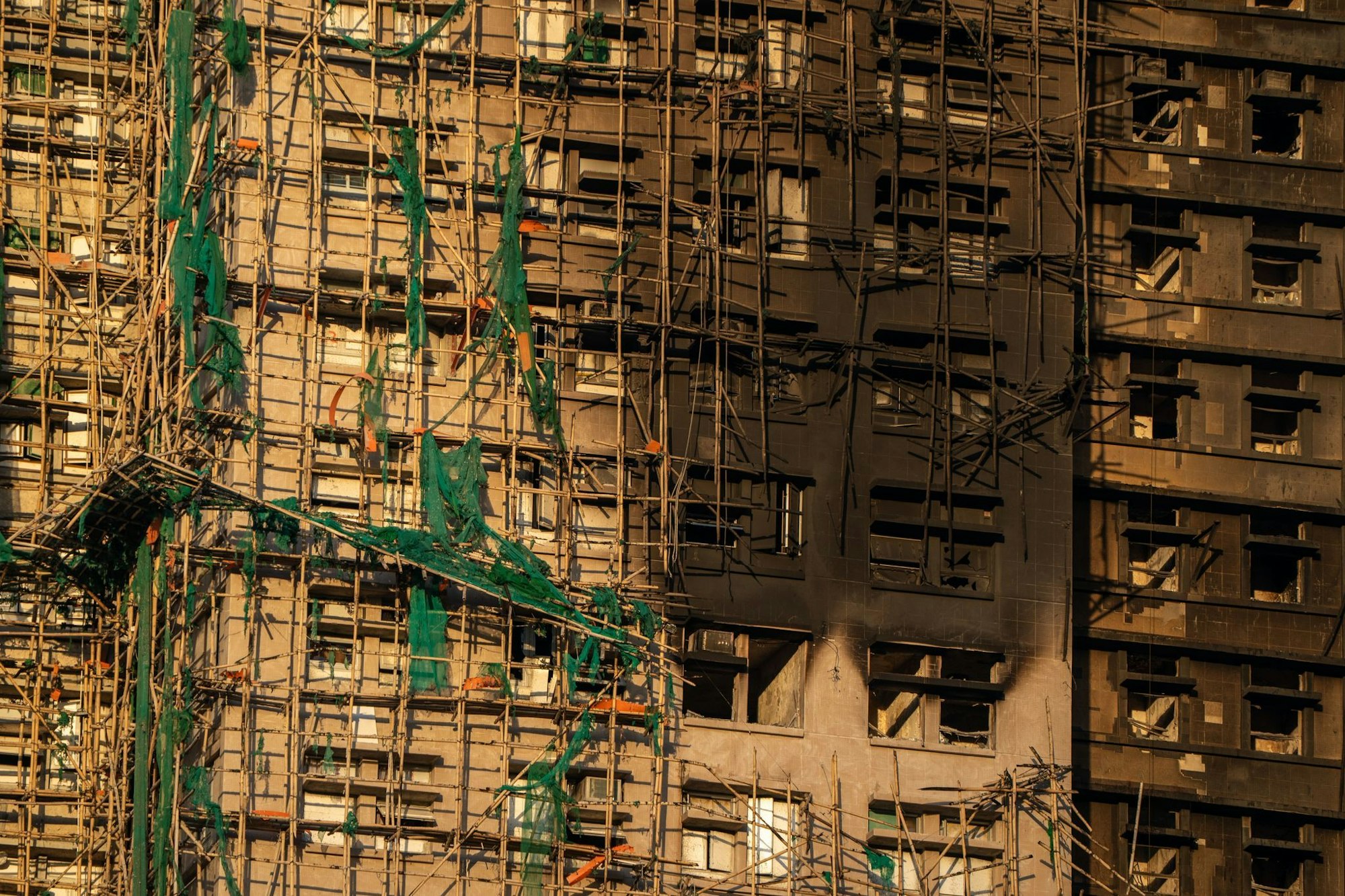 Nach dem Brand in einer Wohnanlage in Hongkong gelten weiterhin rund 200 Personen als vermisst.