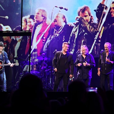 Linus, Tommy Engel und Erry Stoklosa (Mitte v.l.) im virtuellen Duett mit Wolfgang Niedecken (l.) und Carolin Kebekus (r.) zur „Arsch huh“-Hymne.