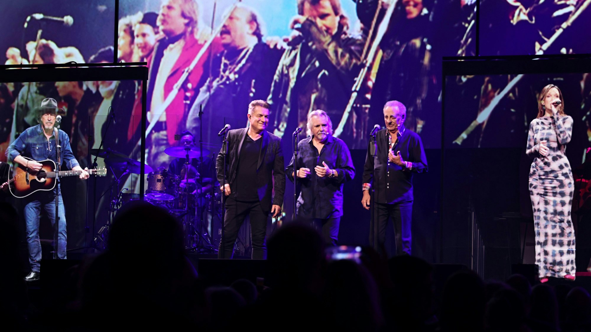 Linus, Tommy Engel und Erry Stoklosa (Mitte v.l.) im virtuellen Duett mit Wolfgang Niedecken (l.) und Carolin Kebekus (r.) zur „Arsch huh“-Hymne.